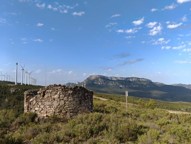 ARGENTERA, torre de guàrdia del túnel de l' -s.XIX- situat a la vertical del túnel del tren de 4km inaugurat el 1890. Al fons la mola de Colldejou (VILANOVA D'ESCORNALBOU) 09-06-2026