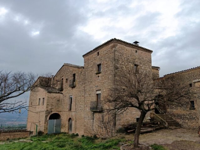 BACARDIT DE LLUMÀS o LLOMARS, mas fortificat -s.XII-XIII la torre interior amb matacà no visible des de fora. La torre exterior és del s.XVII. Conjunt molt ben conservat (SANT MATEU DE BAGES) 29-12-2025