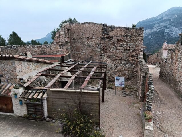 CASTELLÓ, torre de -s.XIV-XV- les restes formen part de cal Quirit. Hi ha constància d'una altra torre al s.XII. Podria haver estat al turó de pedra de sobre el poble (VANDELLÒS i HOSPITALET DE L'INFANT) 14-01-2026