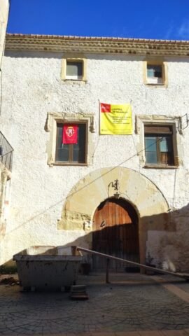 CRISTÍ, cal o castell de Vilabella s.XVI-XVII- només es veu una espitllera a l’esquerra del portal. Potser al seu interior hi ha algun element de fotificació (VILABELLA) 02-12-2025