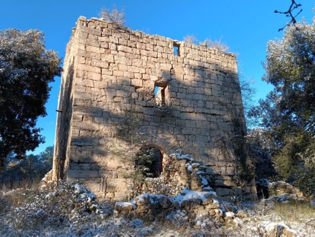 ESTANELLA, casa forta d' -medieval sense dades- a prop de Valldecerves (QUEROL) 07-01-2026