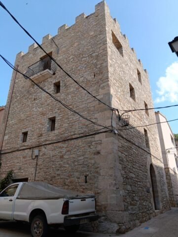 GAL·LO, cal -s.XV- podria ser la casa de lArquebisbe o l'antic castell de Colldejou. Situada per sobre l'església (COLLDEJOU) 09-06-2026