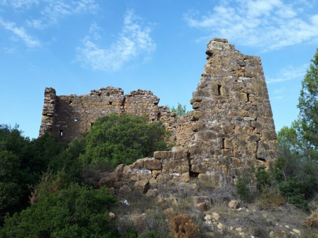 MAS MATEU, castellot de -medieval, sense dades- sI bé Rodonyà és Alt Camp hi pot haver confusió si Mas Mateu és dins del Baix Penedès (RODONYÀ) 15-09-2019