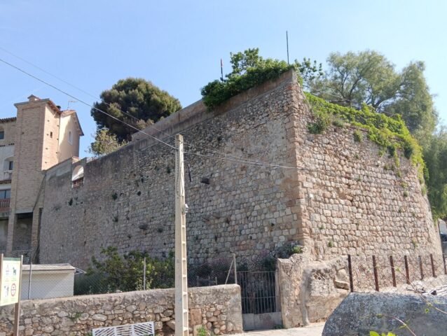 PEGUERA, muralla de cal -s.XIV al XVIII- interessant la història de la família, del casal i la font exterior (TORRELLES DE FOIX) 25-04-2026