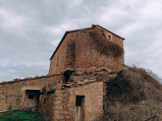 SIMAT, les torres de -medieval sense dades- s’hi va adossar el mas el s.XVII. Hi havia una altra torre a l’altre costa del mas, avui desapareguda; al nucli de Bergús (CARDONA) 17-12-2025