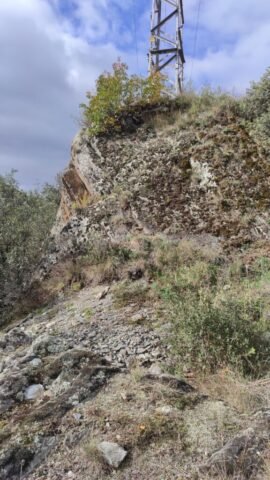 ARAÓS, força d’ -s.XI- dues filades de pedra seca a sota la torre de la llum. Fossat excavat a la roca al peu del turó (ALINS) 25-10-2025