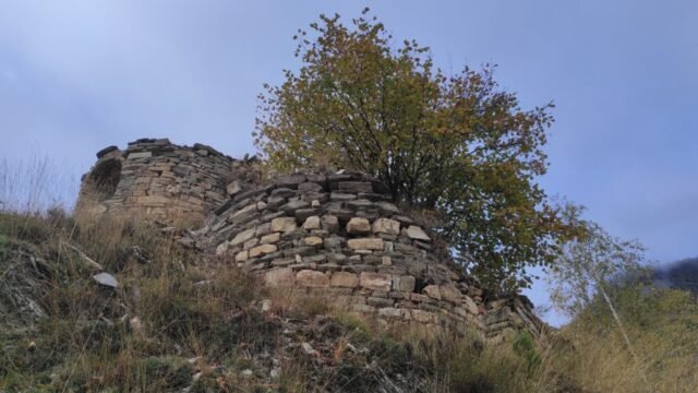 BAIASCA, torre de i església de Sant Bartomeu -medieval sense dades- l’església s’edificà al lloc del castell, aprofitant la torre (LLAVORSÍ) 25-10-2025