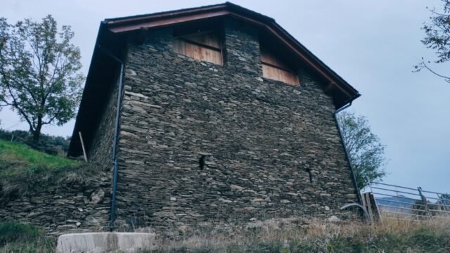 BAÍNES, castell de -s.XI- descobert recentment per Jordi Bosch, de Tírvia. Reconvertit en una borda (TÍRVIA) 25-10-2025