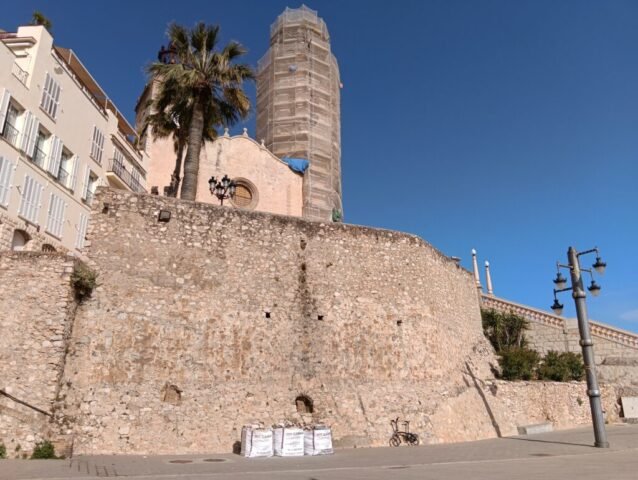 BALUARD-LA PUNTA -medieval- pany atalussat de l'antiga muralla. A la part baixa s'hi veuen dos norais de pedra per l'ancoratge d'embarcacions (SITGES) 28-04-2026