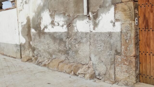 BELLCAIRE D’URGELL, torre de -s.XI- mitja dotzena de pedres mal comptades és el que en queda al carrer Major (BELLCAIRE D’URGELL) 07-11-25