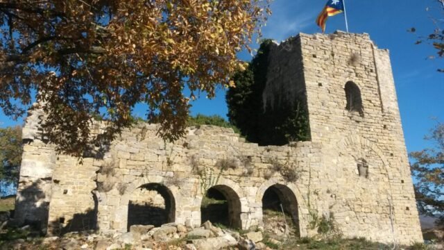 BESORA, castell de -s.X-XII- el més visible del castell és l'església de Santa Maria. El 2024 es van trobar enterraments amb vestigis de la pesta negra del s.XIV. Aviat actualitzaré la fotografia amb les recents excavacions del castell del 2025 (SANTA MARIA DE BESORA) 14-11-2015