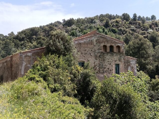 BISBE, torre del s.XII l'origen- masia edificada probablement sobre una antiga torre de defensa. Parc de Collserolsa (SANT FELIU DE LLOBREGAT) 30-04-2026