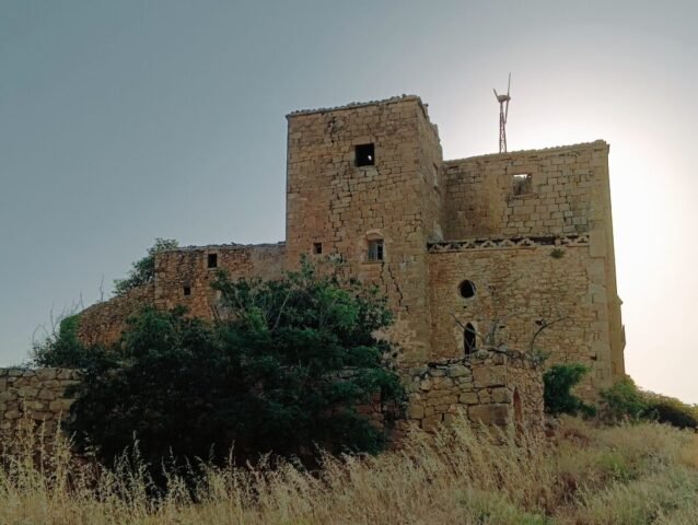 CLARET, castell de -medieval sense dades- poble abandonat que en un dels seus extrems hi ha la torre amb un possible castell. Entre ambdues edificacions la capella del Carme, gòtica (OLIOLA) 28-06-2029