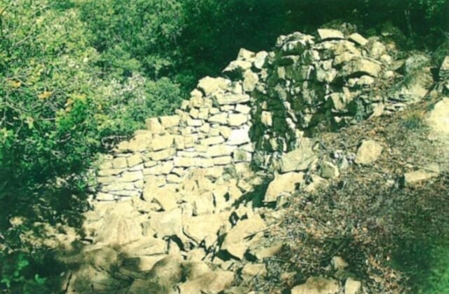 CONVENT, vilatge del -medieval sense dades- poc més avall de Salinoves, visitat el 27-04-2019; minses restes escampades i molt garric per l'entorn (BARONIA DE RIALB) 02-01-2026