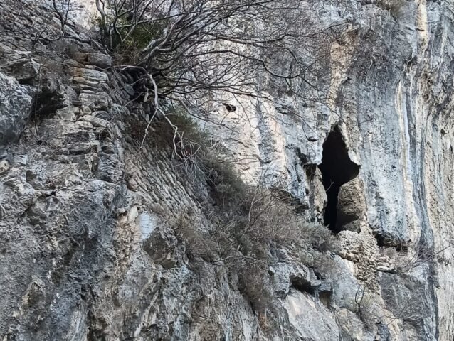 CORBA o de Ribes, coves fortificades de la -s.XIII primer esment, però són més antigues- Detall d'una d'elles (CAMPELLES) 12-12-2025