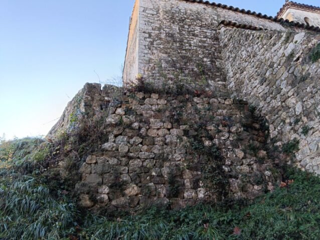 FARES, fortificació de, o castell o casa forta -s.XIII- en queda un pany de paret darrere el cementiri de Santa Maria de Fares (SANT FERRIOL) 30-12-2025