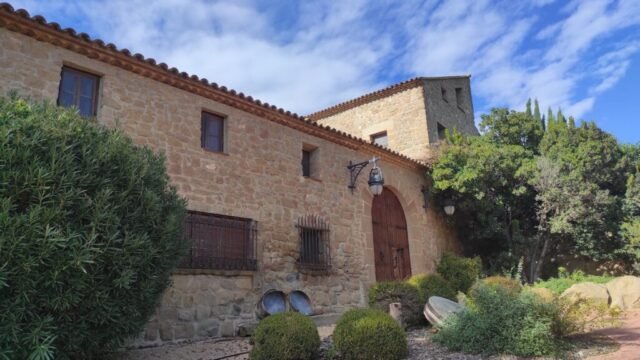 FLIX, castell de -s.XI l’origen- el castell estava sota l’actual masia. Al sud d’aquesta hi ha excavats 4 cups o trulls, el més gran per 7905 litres (BALAGUER) 07-11-2025