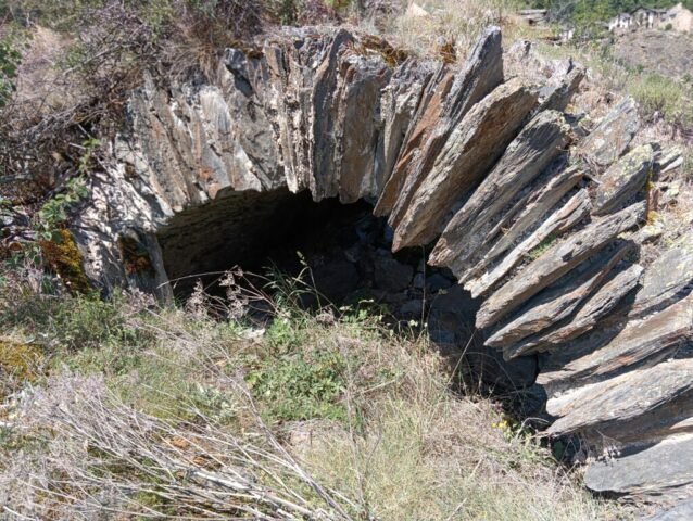 ARREU, castell d' (Àrreu) -s.XI-XII- encimbellat davant el turó del poble d'Arreu a la vall d'Isil (ALT ANEU) 17-07-2026