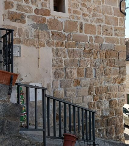 JUNCOSA, castell de -s.XII primer esment del lloc- en queden dues parets exteriors per sobre de la Plaça del Mig del Món (JUNCOSA) 26-09-2026
