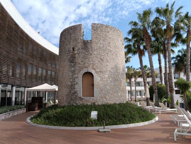 MIRALPEIX, torre-molí -1581 primer esment- situat al mig de l'hotel Eurostars. L'han conservada molt bé (SITGES) 28-04-2026