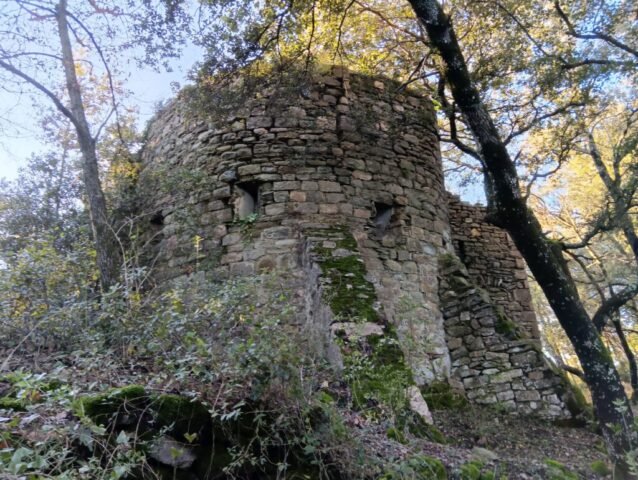 MONT-ROS, església fortificada de -s.XII- les espitlleres semblen posteriors a la seva edificació (SANT JOAN LES FONTS) 30-12-2025