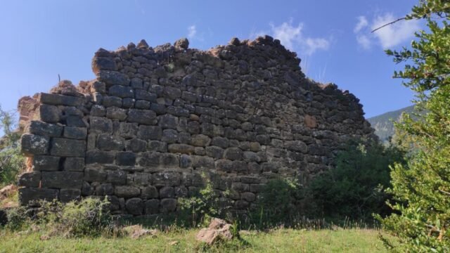 MORIPOL, castell de -medieval sense dades- en queden dues parets aprofitades per una masia (GÓSOL) 23-08-2025