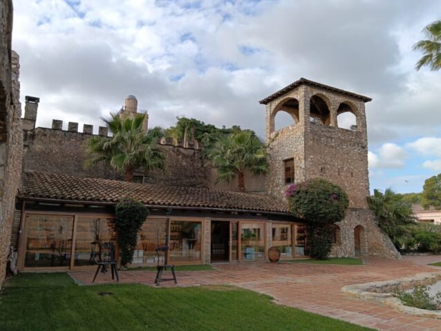 PADRUELL, mas fortificat del -s.XVII- molt modificat i amb elements historicistes; dins les bodegues Jaume Serra (VILANOVA I LA GELTRÚ) 17-12-2025