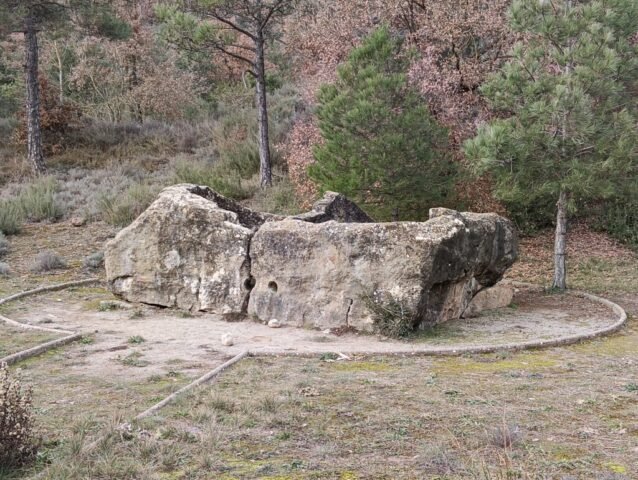 POMANYONS, casa forta o torre de -medieval sense dades- només en queda aquesta doble cisterna excavada a la pedra. Es va traslladar el conjunt de la cisterna i l'església de Santa Eulàlia al nou emplaçament per evitar ser engolida pel pantà (BARONIA DE RIALB) 03-01-2026