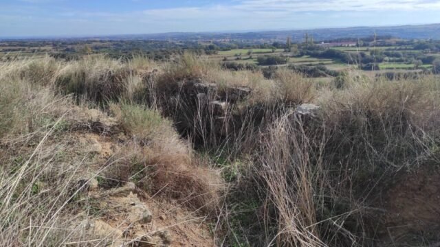 PUGIS, vilatge medieval de -s.XII primer esment del lloc no del vilatge- parets del castell aprofitades per trinxeres de la Guerra Civil del 1936 (CUBELLS) 07-11-2025