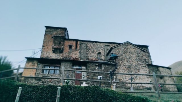 SANT SERNI DE CERBI, església fortificada -s.XI l’origen- el matacà i el campana d’espadanya reconvertit en torro són posteriors (GUINGUETA D’ÀNEU) 25-10-2025