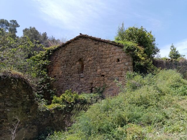 SANTA MARGARIDA, torre de -s.II a III aC- minses restes en un mur al darrere de l'església i la masia. Parc de Collserola (SANT FELIU DE LLOBREGAT) 30-04-2026