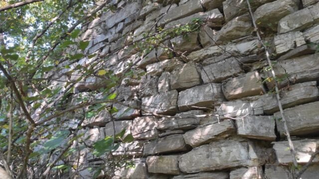 SULL, castell de -s.XIII-XIV- en queda una paret a llevant al turó davant del Pedraforca, a Maçaners (SALDES) 23-08-2025