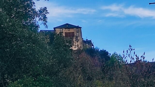 SURRI, castell de -medieval sense dades- al celler del casal hi ha restes del castell (VALL CARDÓS) 26-10-2025