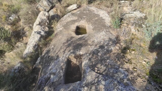 TAÜTETES, torre i necròpoli -s.XII- no n’he trobat més que algun element escadusser. Em diuen que amb la reparcelació de tota la zona per la implementació del rec del canal Algerri-Balaguer, es van aplanar més terrenys del que pertocava (CASTELLÓ DE FARFANYA) 24-11-2025