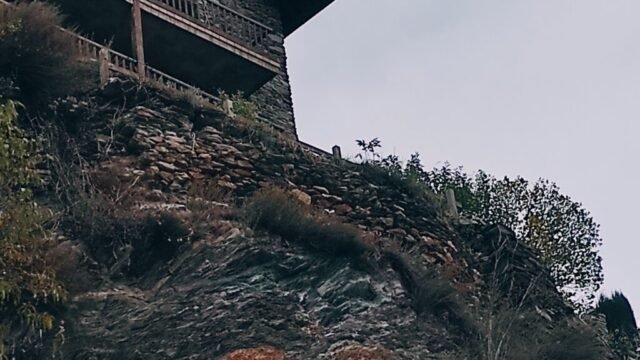 TÍRVIA, castell de -s.XIII documentat- l’actual església ocupa el lloc de l’antic castell del que sembla en queda un pany de paret sobre el camí de Lladorre (TÍRVIA) 25-10-2025