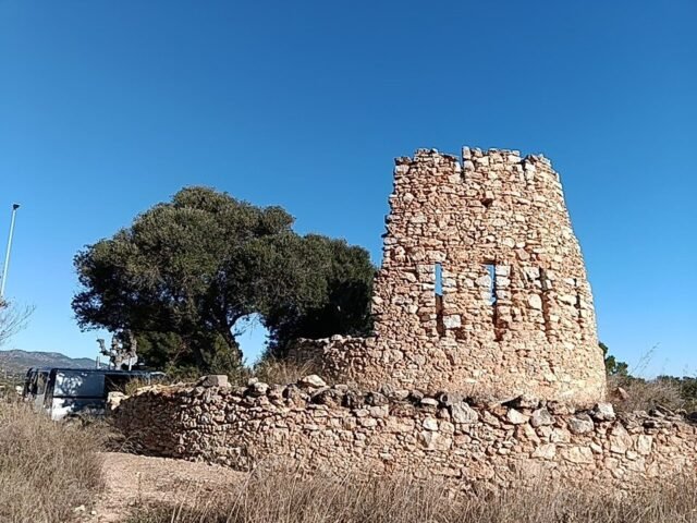 VALLÈS, torre del -s.XIX, época carlina- és rodona, el que la fa diferent a la majoria de les torres de l'època (VILANOVA I LA GELTRÚ) 06-01-2026