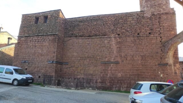 VILAMUR, recinte murallat de -s.XII- la paret de l’església sembla que formava part de l’antiga muralla (SORIGUERA) 24-10-2025