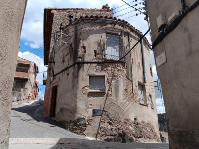 CARLINS, torre dels -s.XIX- al carrer Calvari, molt integrada al poble (SANT LLORENÇ SAVALL) 06-05-2026